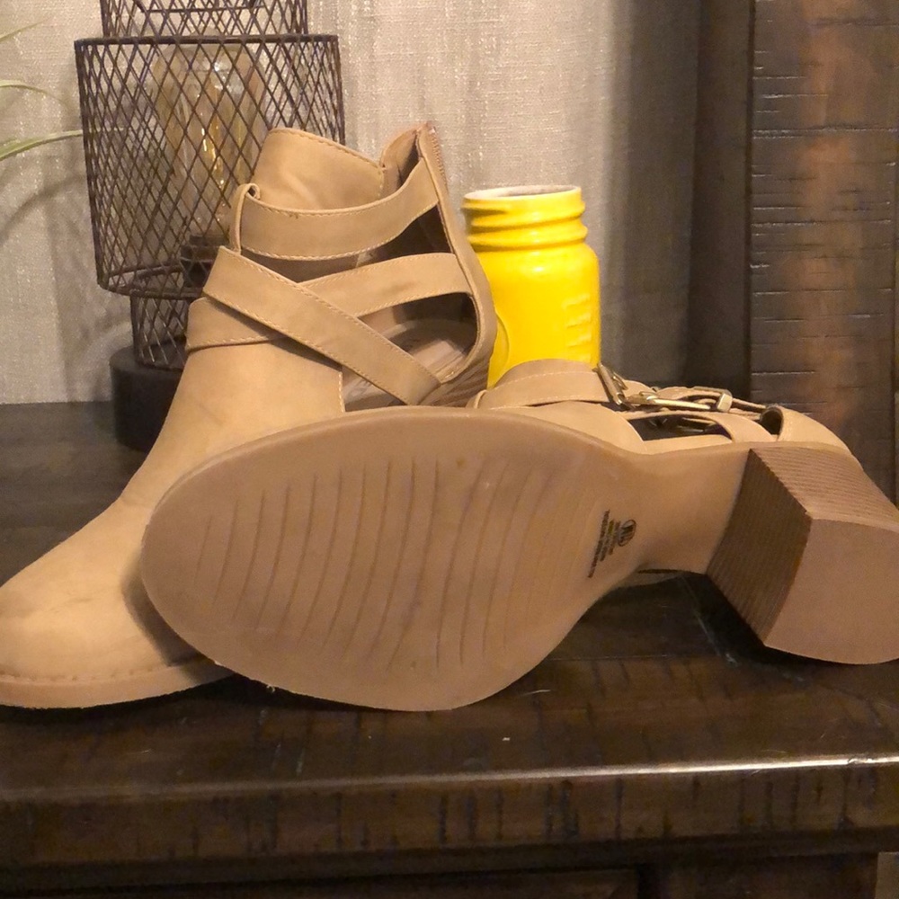 Shoes - Picture 3 of 4
